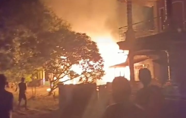 Ditinggal Pemilik, Rumah Warga Desa Sidorahayu Plakat Tinggi Terbakar