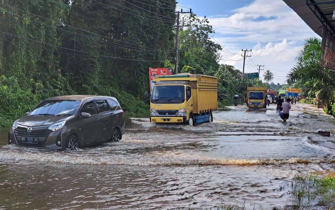 Banjir Rendami Jalinsum di Ulak Teberau Lawang Wetan, Arus Lalu Lintas Tersendat