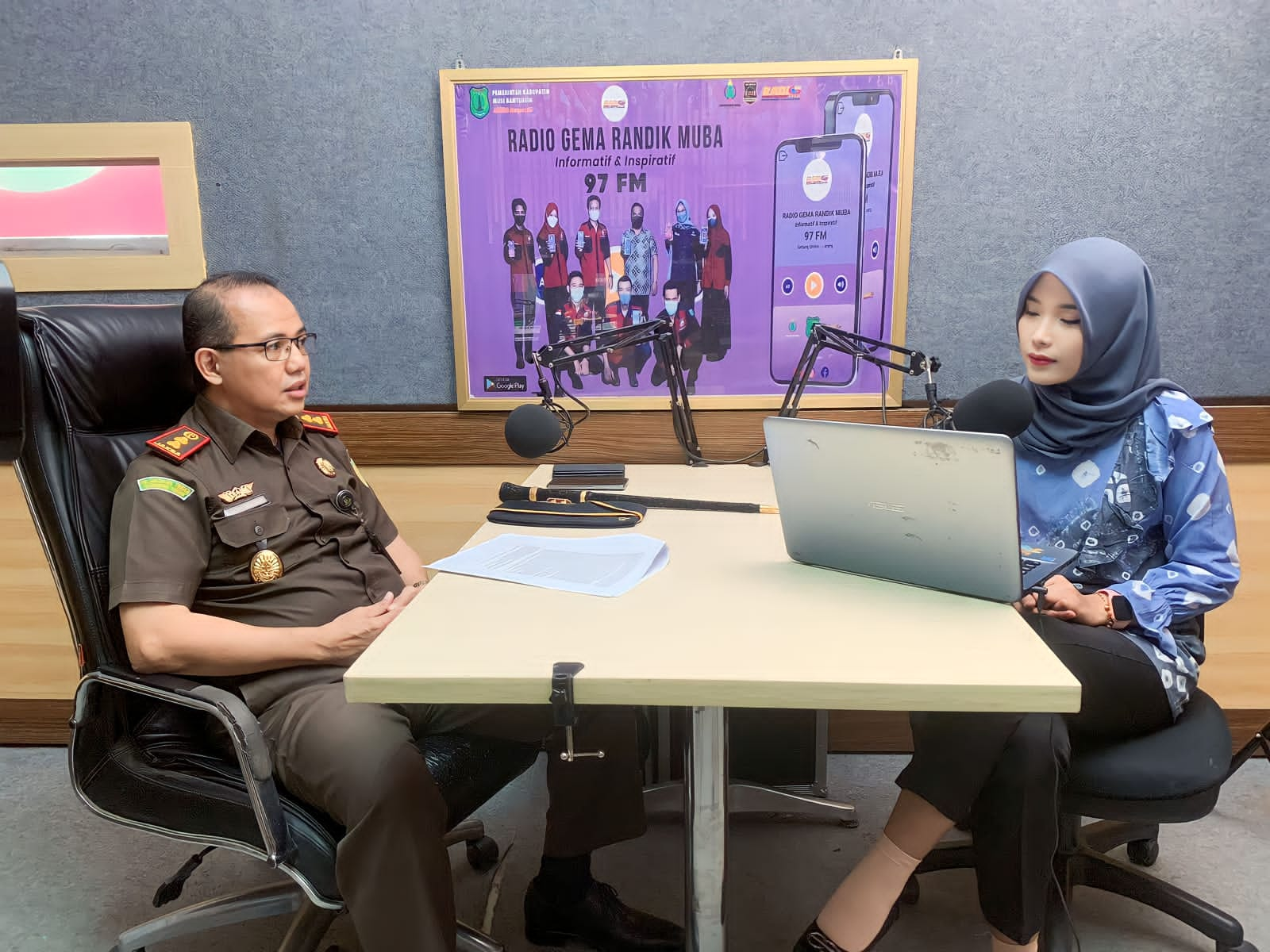 Melalui Program 'Jaksa Menyapa' Kajari Muba Romy Rozali Live Podcast di RGR Sapa Warga Muba 