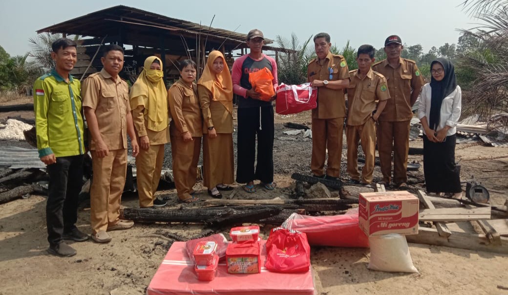 Dinsos Salurkan Bantuan untuk Korban Kebakaran di Desa Tanah Abang