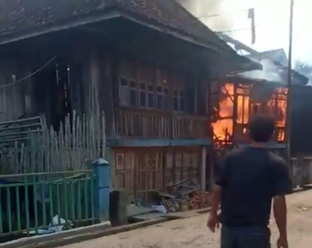 Si Jago Merah Mengamuk di Tanah Abang Batanghari Leko, 2 Rumah Ludes