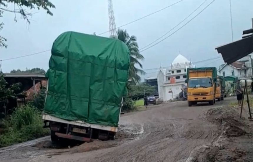 Truk Fuso Tersangkut di Jalinteng Muba, Arus Kendaraan Macet Panjang