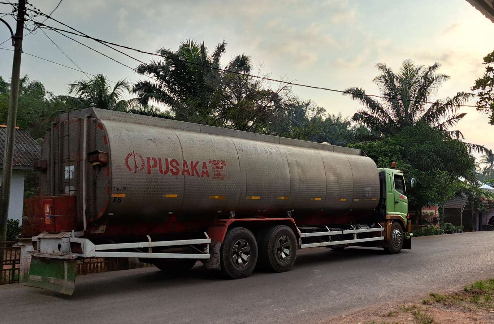 Mobil Dengan Muatan Berat Makin Ramai Lintasi Jalan Sungai Lilin - Keluang, Warga Berharap jalan Tak Cepat Rus