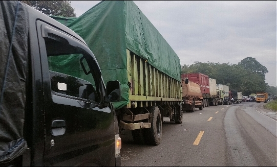 Breaking News! Jalan Lintas Sekayu - Lubuklingau di Desa Beruge Macet Panjang, Ini Penyebabnya