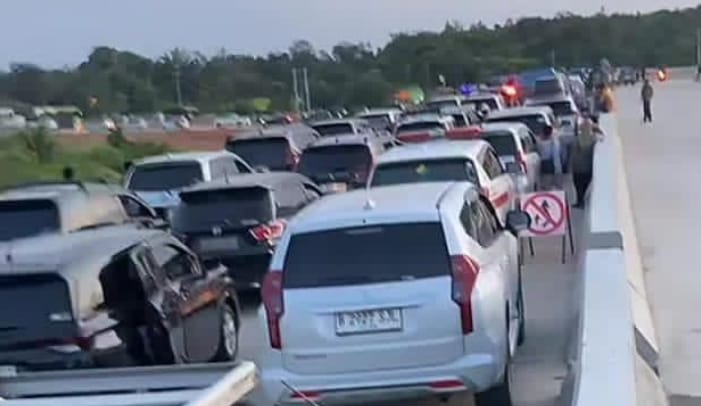 Hari Pertama Dibuka, Tol Fungsional Palembang–Betung Langsung Macet Panjang, Pengendara Terjebak Hampir 2 Jam