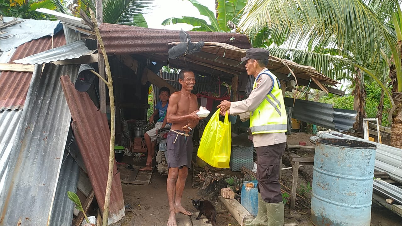 Gelar Kegiatan Jumat Berkah, Polsek Lalan Bagikan Nasi Kotak