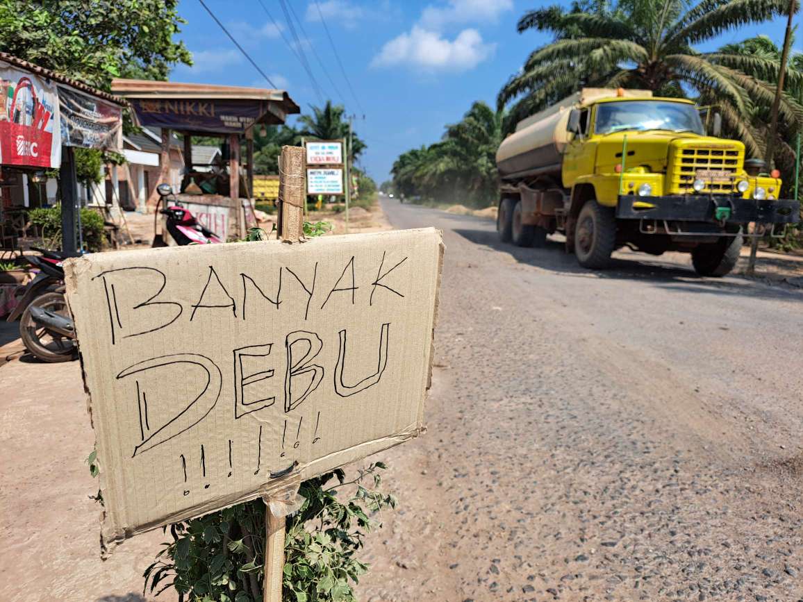 Keluhkan Jalan Berdebu, Warga Pasang Papan Peringatan