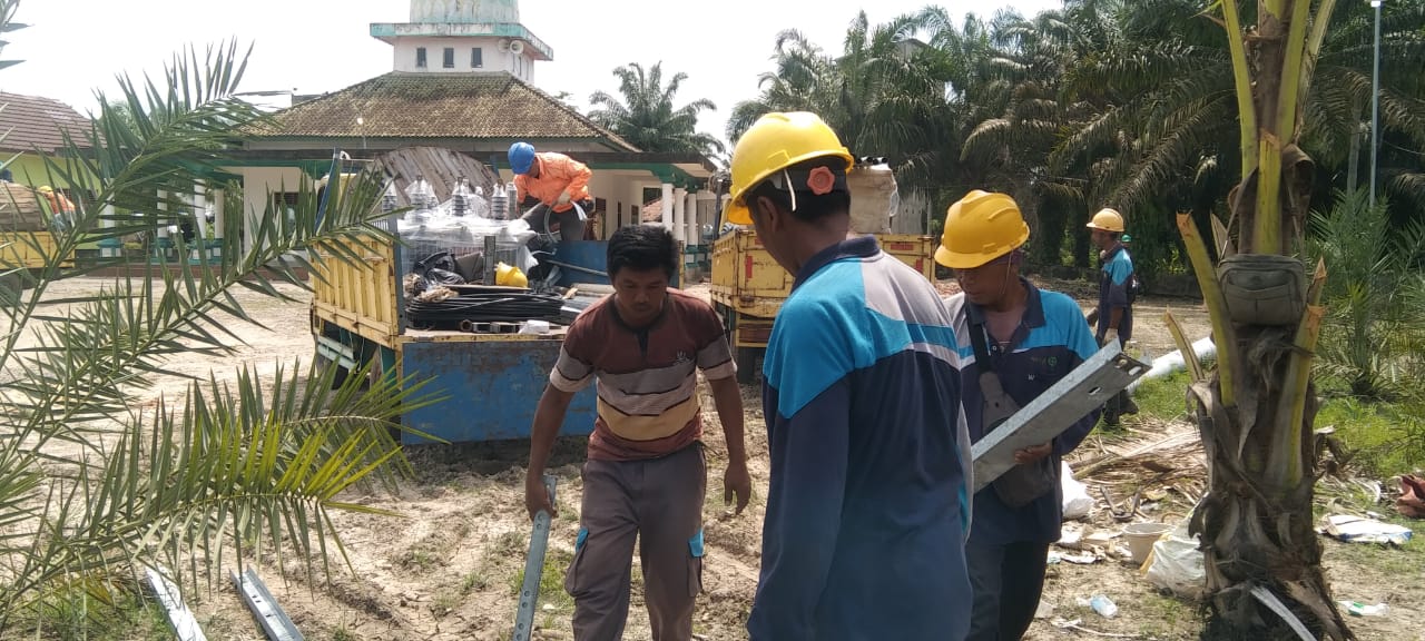 Alat PLN Mulai Masuk, Pelanggan MEP di Muba Bersih-bersih Lokasi Pembangunan Jaringan PLN di Muba