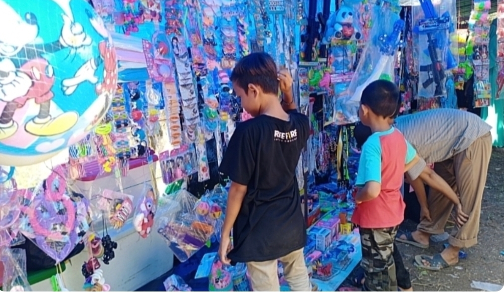 Usai Lebaran, Pedagang Mainan 'Bangkit' di Tengah Ramainya Pesta Hajatan Warga