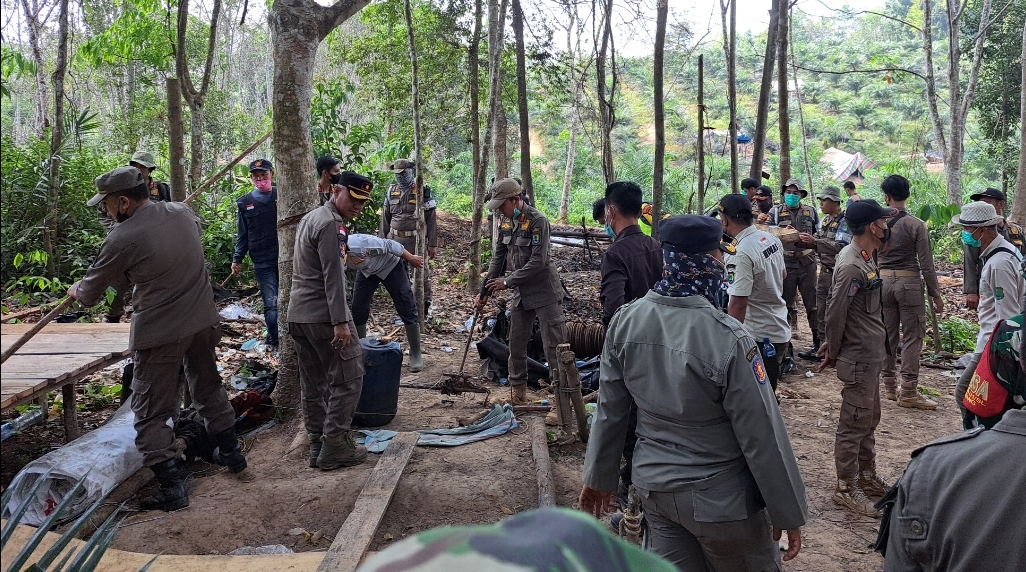 Personil Gabungan Bongkar Sumur Minyak Ilegal di Dusun Parung Desa Srigunung Muba