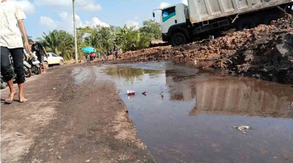 Diduga Limbah Tambang Batubara Cemari Jalan dan Kebun, Petani di Kecamatan Lais Mengeluh