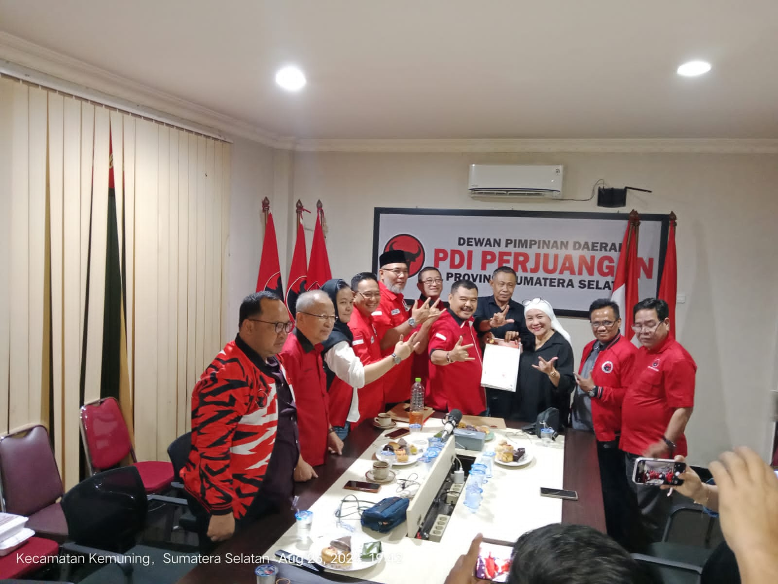 PDIP Serahkan Form B-1.KWK untuk Lucianty-Syaparuddin sebagai Bacalon Bupati dan Wakil Bupati Muba