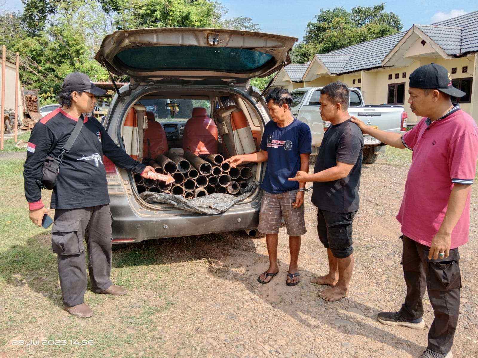 Dua Pencuri Besi Pertamina Ini Tertangkap Basah, Saat Hendak Angkut Hasil Curian