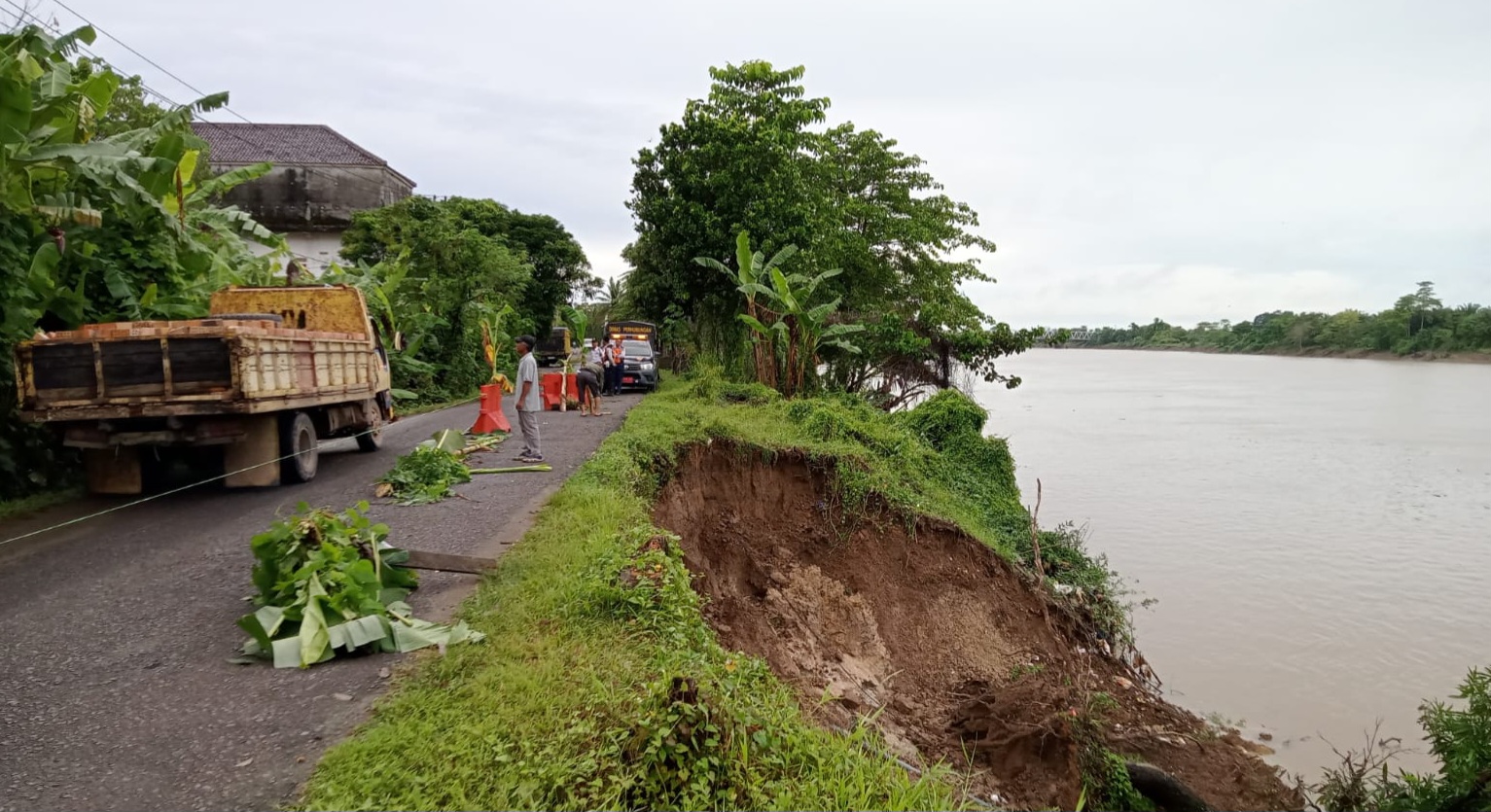 Diguyur Hujan Semalaman, Jalan di Kota Sekayu Longsor, Akses Jalan Utama Terancam Lumpuh