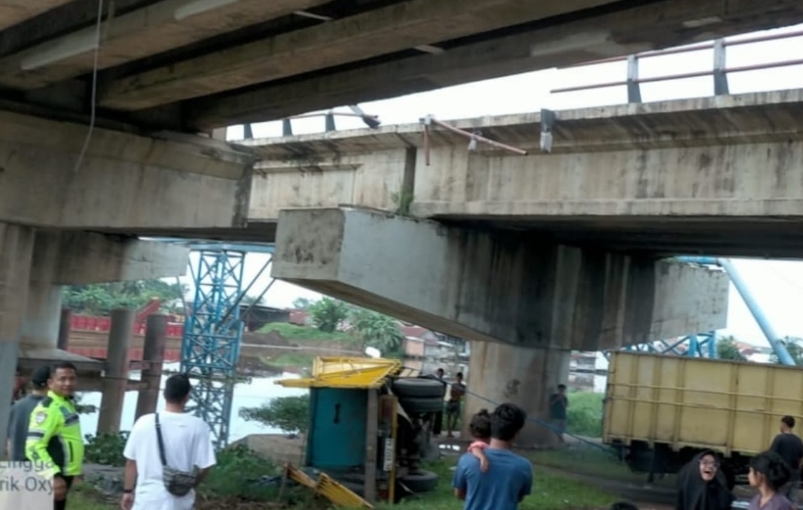 Truk Tanpa Muatan Terjun dari Jembatan Keramasan Palembang, Diduga As Setir Lepas