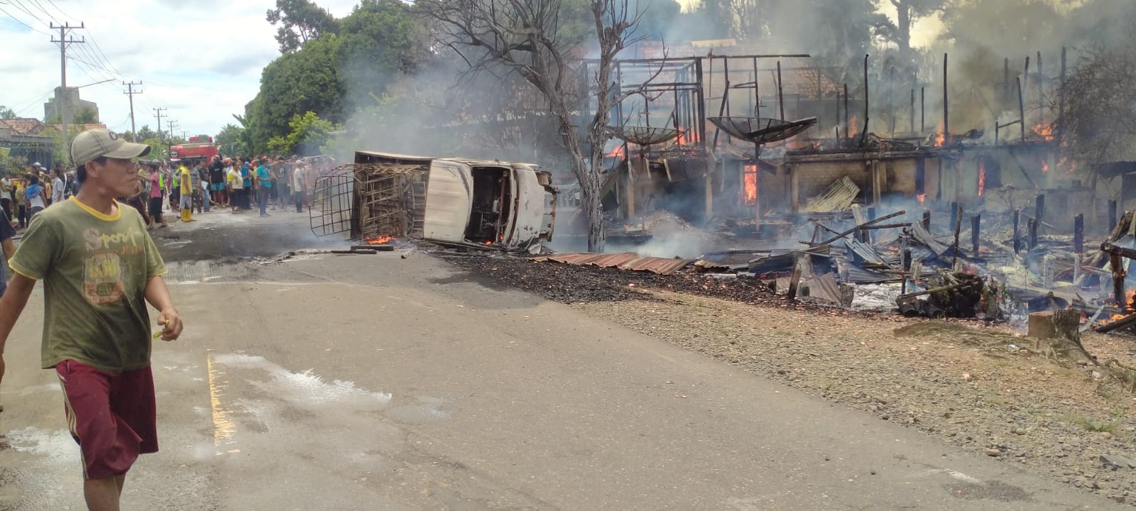 Mobil Grandmax  Bawa  Minyak  Terguling, Terbakar,  5 Rumah Hangus 