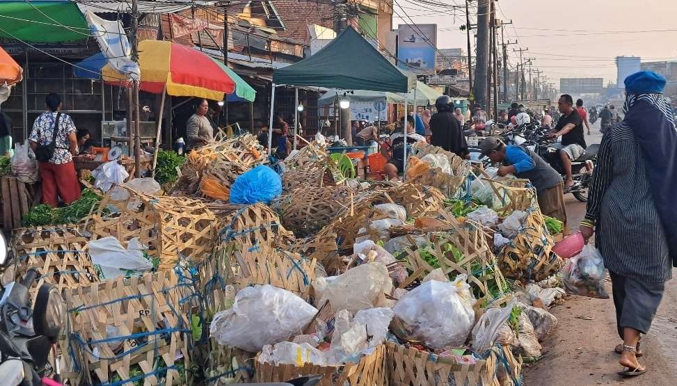 Truk Angkutan Rusak, Sampah di Pasar Sungai Lilin Numpuk