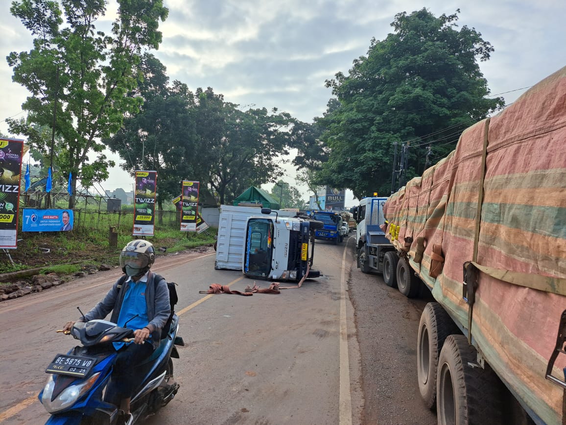 Mobil Angkutan Paket Terbalik, Arus Lalu Lintas Sempat Terganggu