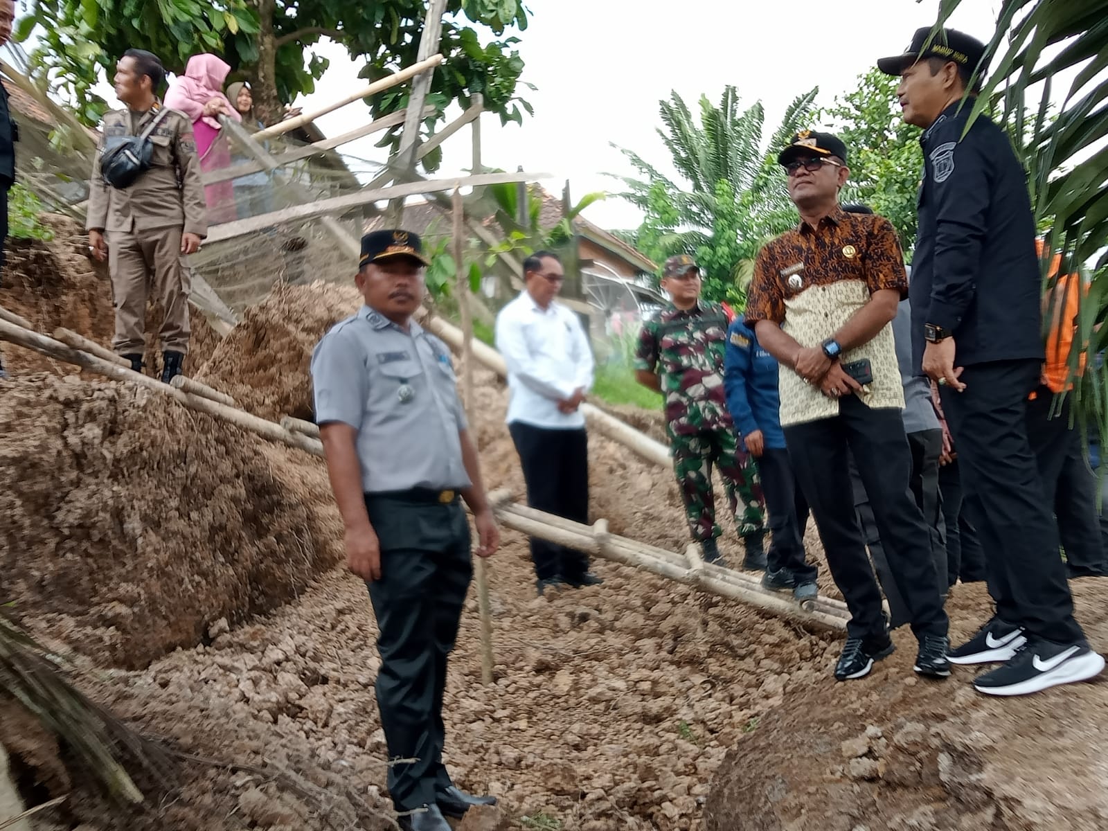 Wakil Bupati Muba Tinjau Lokasi Longsor di Sanga Desa, Salurkan Bantuan untuk Warga Terdampak