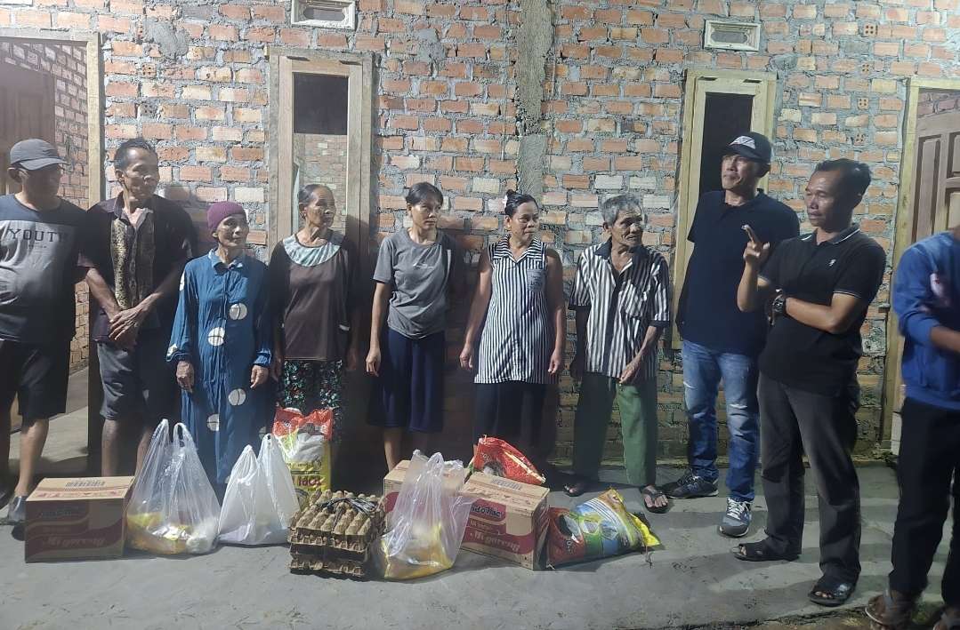 Warga Srigunung Dapat Bantuan Bedah Rumah dan Sembako