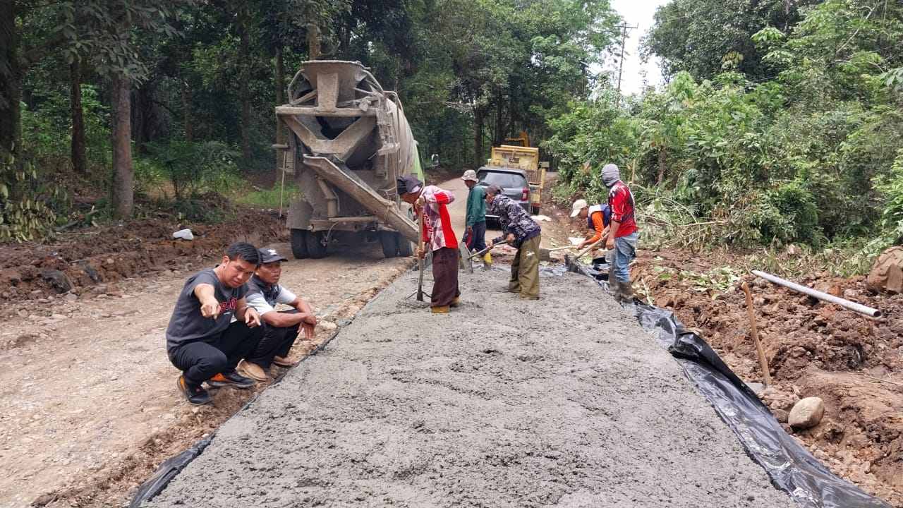 Setelah Viral, Kerusakan Jalan Menuju Ibukota Kabupaten Musi Banyuasin Akhirnya di Cor Beton
