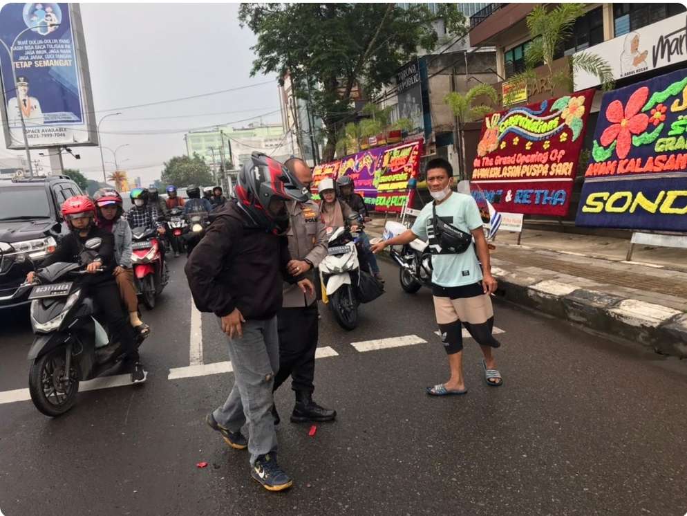 Kapolda Sumatera Selatan Bantu Korban Kecelakaan Lalu Lintas, Saat Hendak Berangkat Kantor