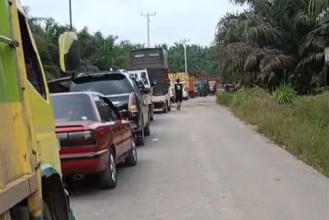 Ada Truk Tangki Terjebak di Jalan Rusak A4, Jalan Keluang - Sungai Lilin Sempat Macet