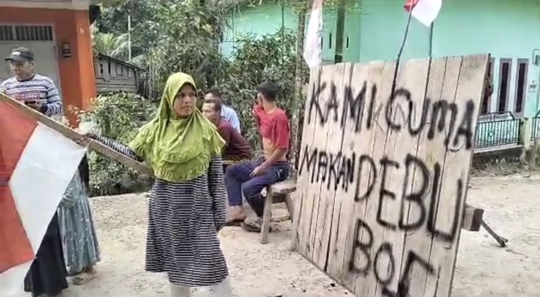 Emak- Emak Di Muba Nekad Blokir Kendaraan Proyek Tol Betung - Jambi, Sampaikan Keluhan Ini