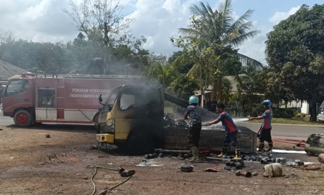 Truk Colt Diesel Terbakar di Jalintim Sungai Lilin, Muatan Cat dan Tiner Ludes Dilalap Api