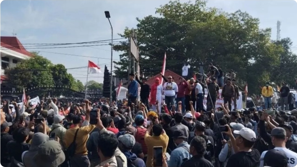 Demo Ribuan Warga Pati Memanas, Ricuh di Depan Kantor Bupati