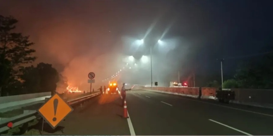 Karhutlah di Sekitar Tol Palembang - Indralaya Kembali Terjadi, Negara Tetangga Mulai Warning Kabut Asap