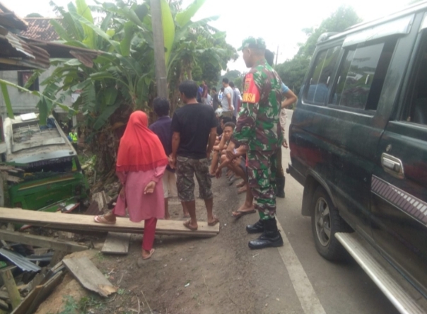 Tabrak Bus, Truk Ini Lalu Hantam Rumah Warga