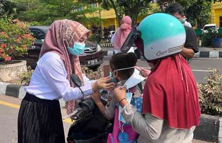 Kabut Asap Makin Pekat, BPBD Muba Bagikan Masker ke Warga