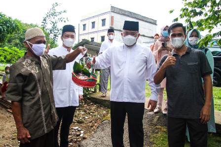 Bupati Bagikan Daging Kurban