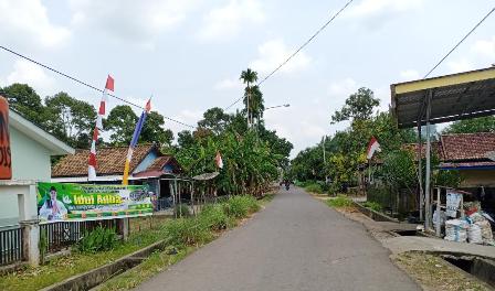 Warga Mulai Pasang Bendera