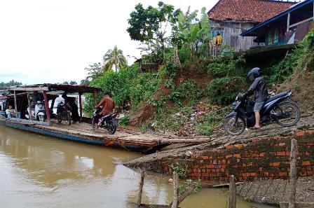 Dermaga Penyeberangan Desa Keban II, Musim Hujan Membawa Berkah
