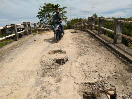 Warga Was-was Melintas, Lantai Jembatan Jebol