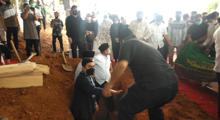 Ribuan Pelayat Antar Percha ke Pemakaman