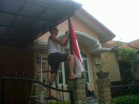 Himbau Warga Pasang Bendera