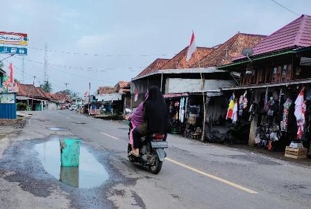 Dihiasi Genangan, Warga Pasang Tanda