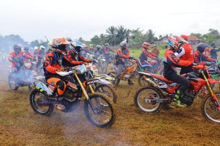 Ngetrail Sekaligus Bagi Sembako