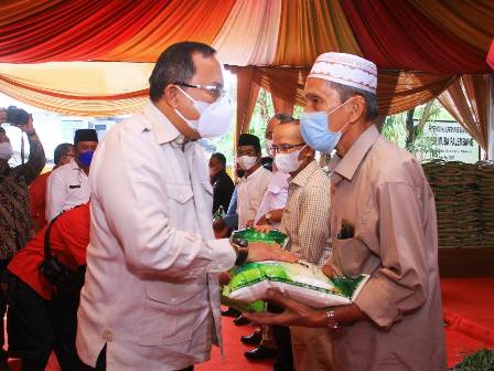 Ringankan Beban di Masa Pandemi , Bupati Dodi Salurkan Bantuan Beras