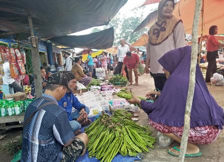 Pedagang Petai di Pasar Kalangan Ngulak, Laris Manis Dibeli Warga