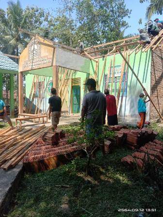 Warga Desa Mulyo Rejo, Gotong Royong Rehap Gedung TPA