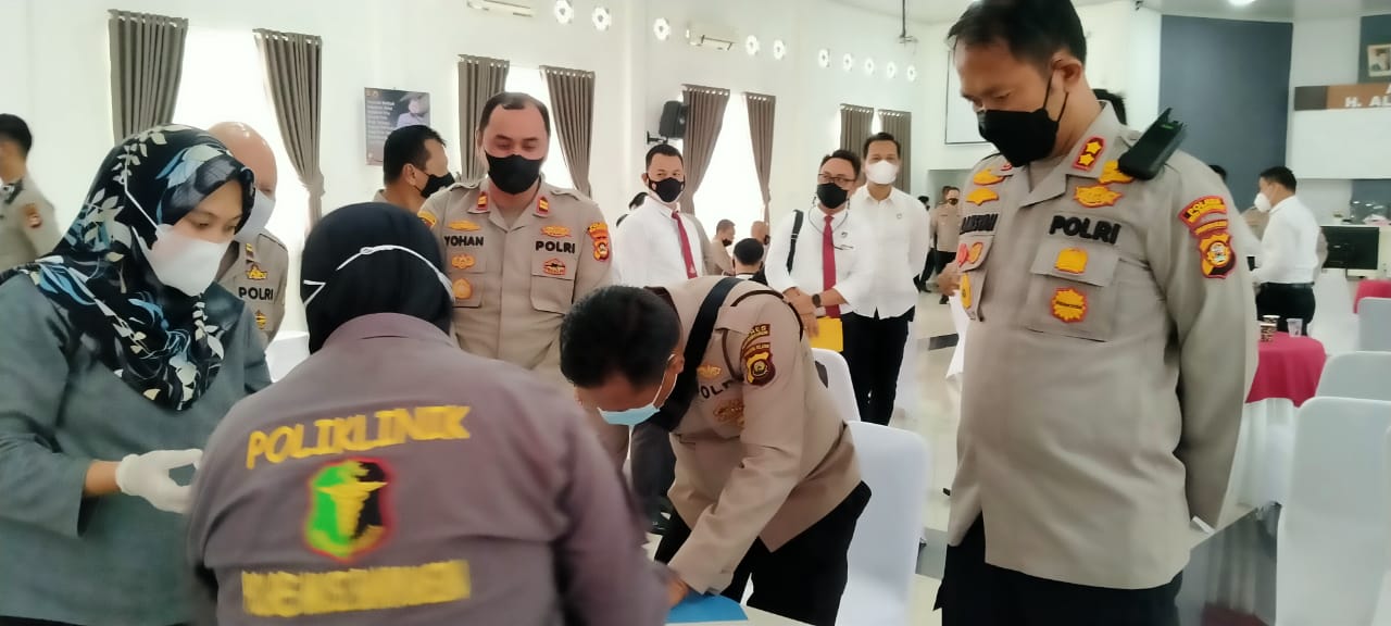 Tes Urine Mendadak, Sejumlah Perwira Tersenyum