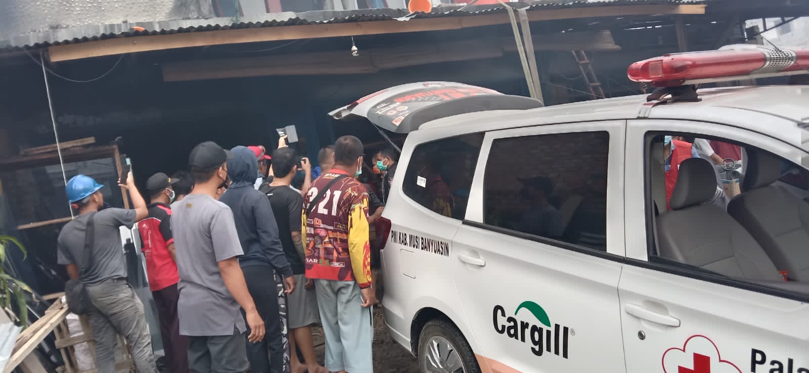 Evakuasi Korban Berlangsung Dramatis, Tim Damkar Jebol Dinding Ruko