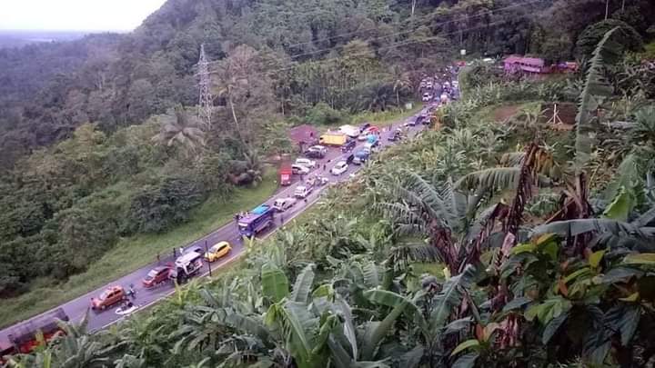 Jalur Liku Sembilan Tertutup Longsor