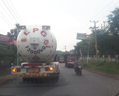 Bandel, Truk Batu Bara Parkir di Jalan