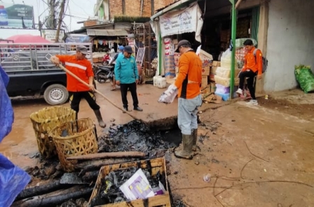 Cegah Banjir Pasar Sungai Lilin, Bersihkan Parit