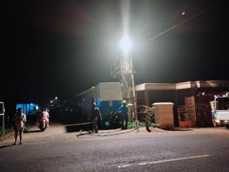 Antisipasi Pemadaman Wilayah Sanga Desa, PLN Pasang TRAFO Sementara